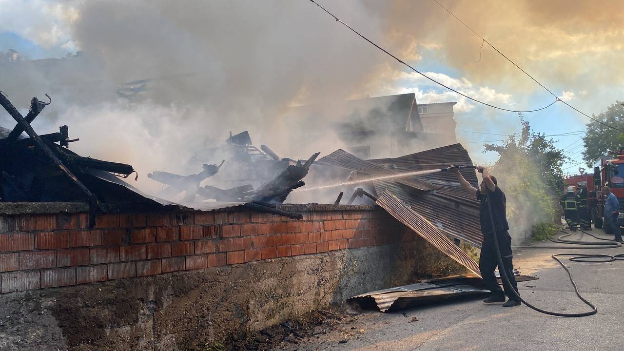 Yangında samanlık ve ardiye küle döndü