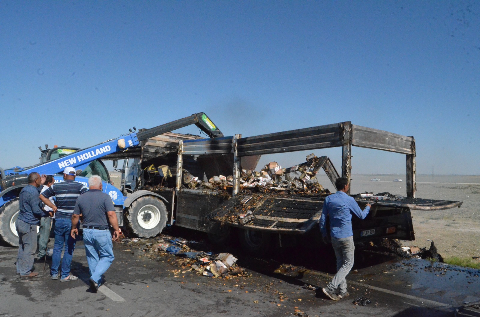 Aksaray'da seyir halindeki kamyonun kasası yandı