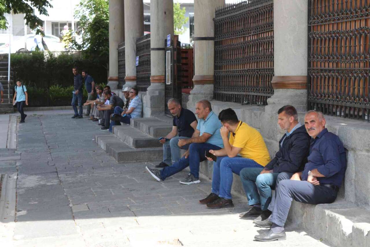 Herkes sıcak havalardan şikayet ederken, onlar kavurucu sıcaklardan memnun