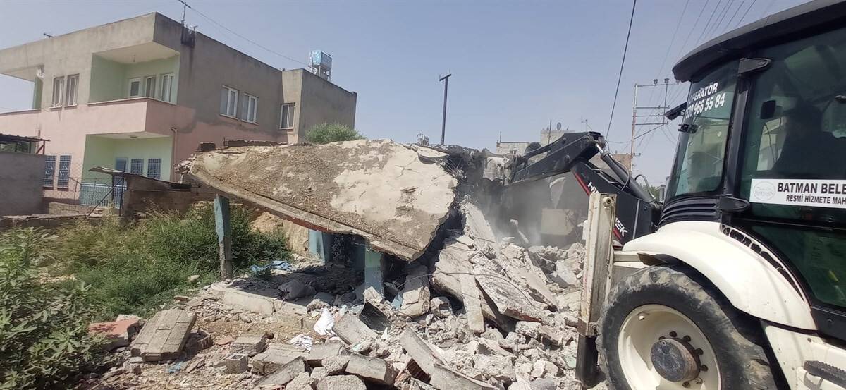 Batman’da metruk binalar yıkılıyor