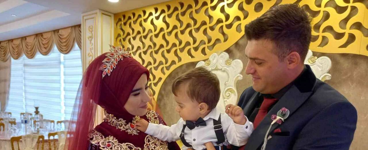 Pandemide yapamadıkları düğünü 1,5 yaşındaki çocuklarıyla yaptılar