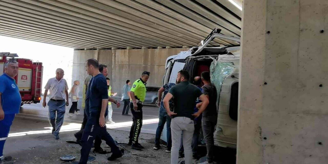 Damperi açık kalan kamyon köprüye çarpıp devrildi; sürücüsü böyle kurtarıldı