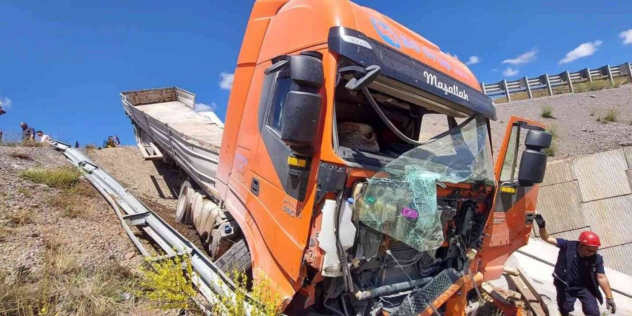 Şarampolde asılı kalan tırın sürücüsü yaralandı