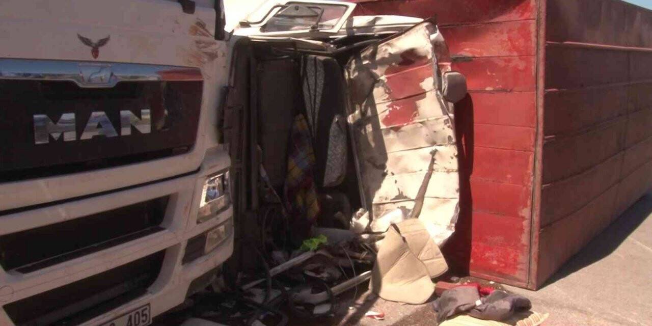 Tuzla’da devrilen kamyon tıra çarptı: 1 yaralı