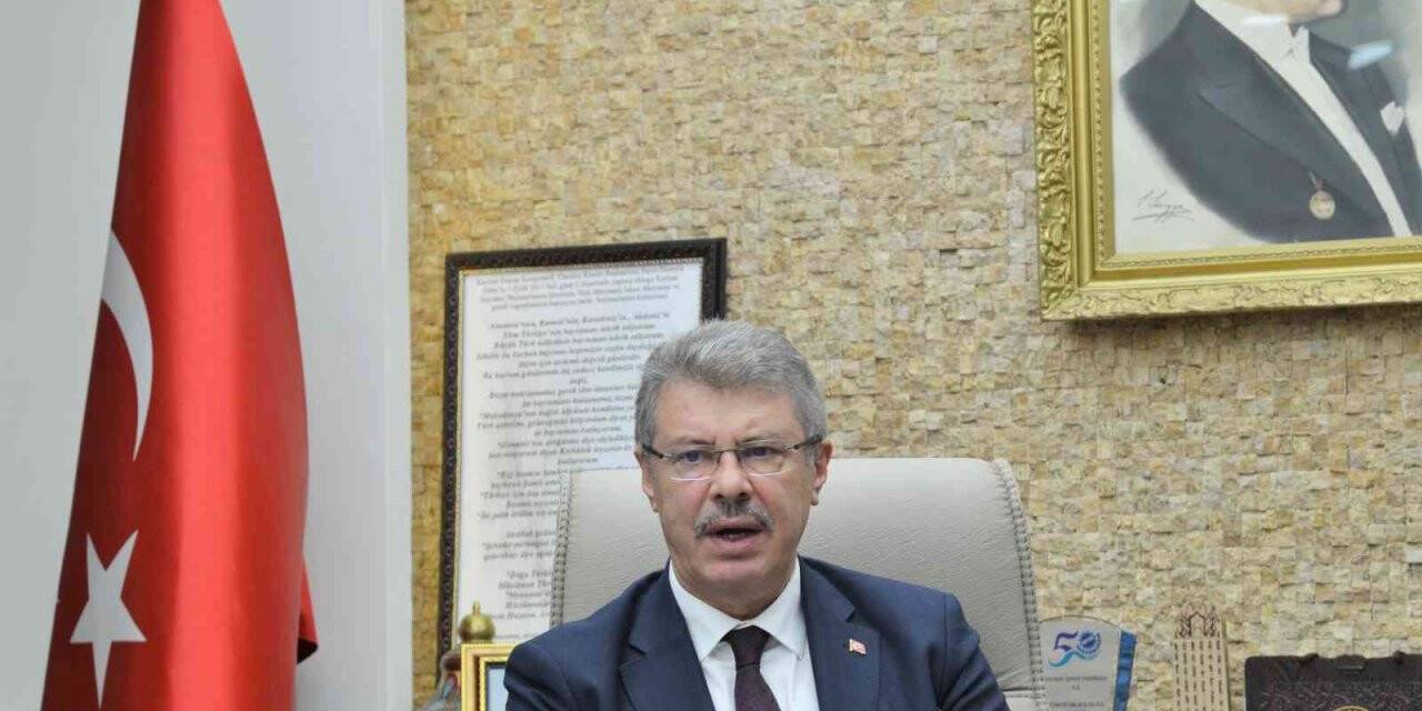 Başkan Akay: "Acı ama şanlı bir hatırası olan bu gece Türk tarihine kazınacak bir demokrasi zaferidir"