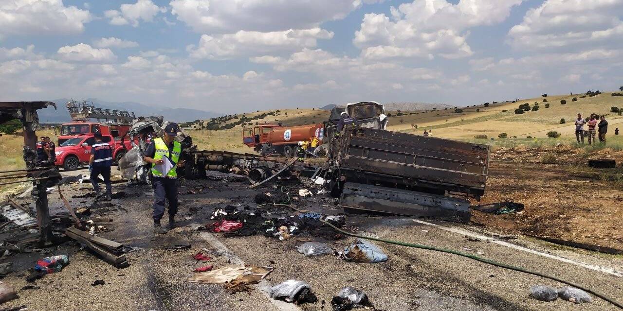 Çarpıştıktan sonra alev alan tır ve kamyon üç kişiye mezar oldu