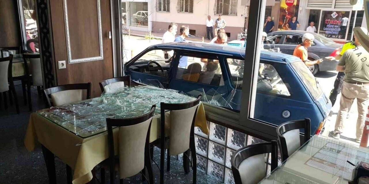 Aydın’da faciadan dönüldü: Kaza yapan otomobil lokantaya daldı