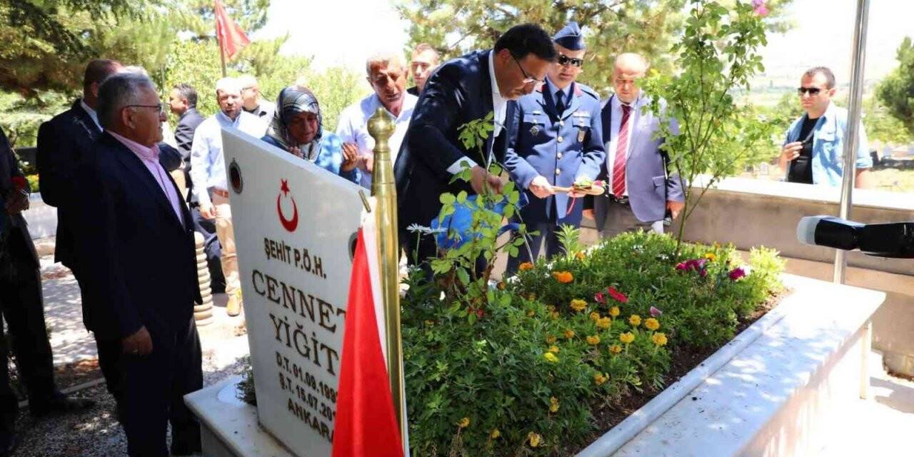 Vali Çiçek 15 Temmuz şehitlerinin kabirlerini ziyaret etti