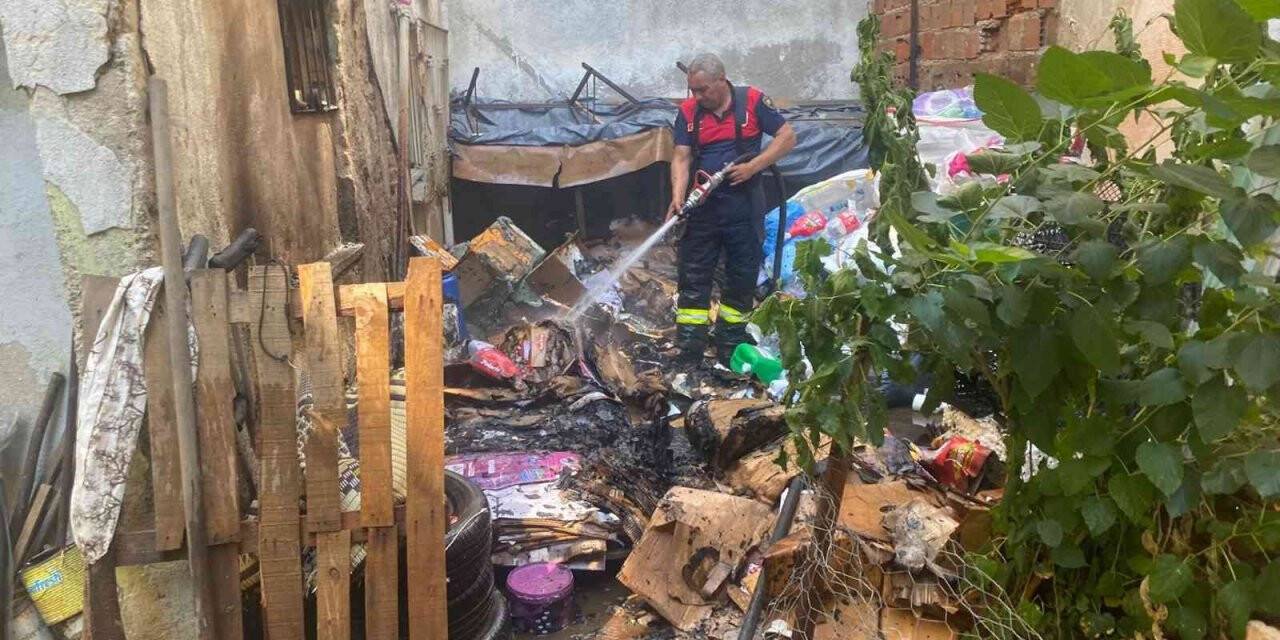 Apartman bahçesinde çıkan yangın panikletti