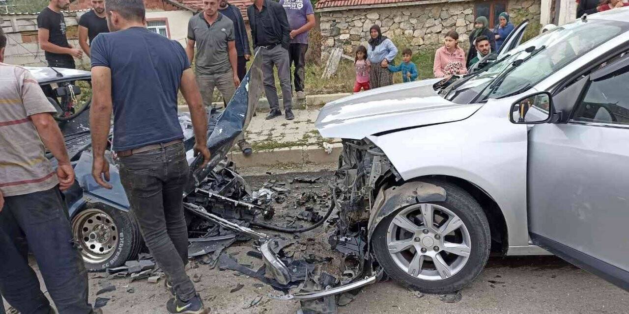 Tokat’ta iki otomobil kafa kafaya çarpıştı: 5 yaralı
