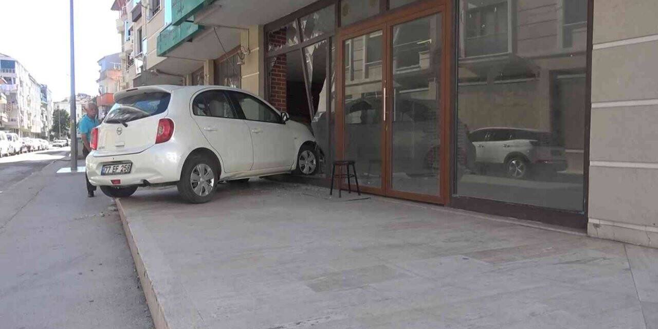 Yalova’da kontrolden çıkan otomobil boş dükkana girdi