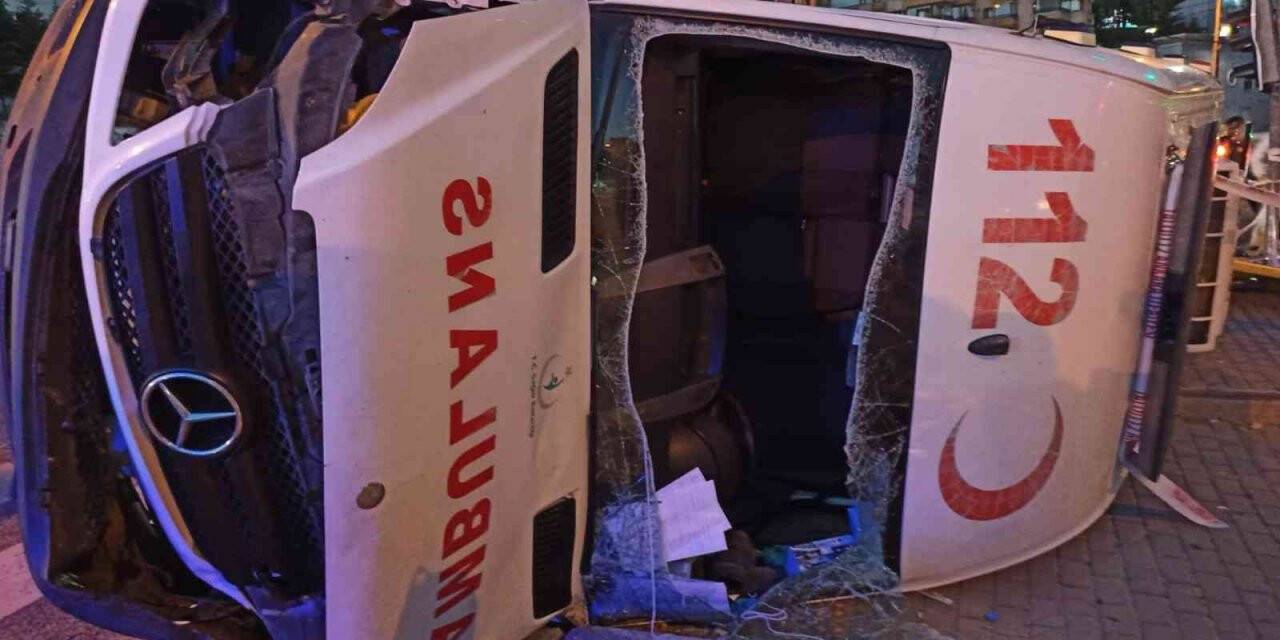 Başkent’te hasta taşıyan ambulans otomobille çarpıştı: 3 yaralı