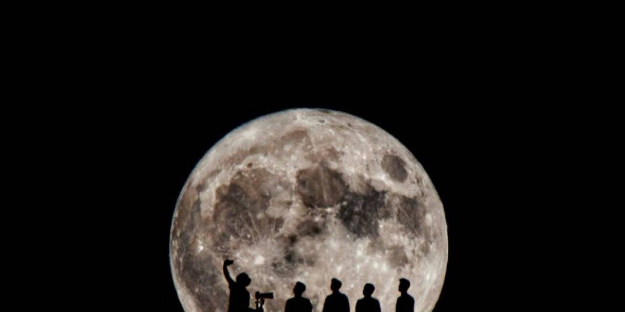 Van’da fotoğraf sanatçıları dolunayla ile selfie çekti