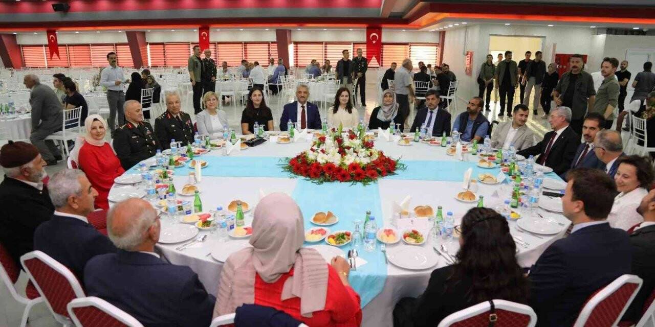 Şehit aileleri ve gaziler onuruna yemek programı düzenlendi