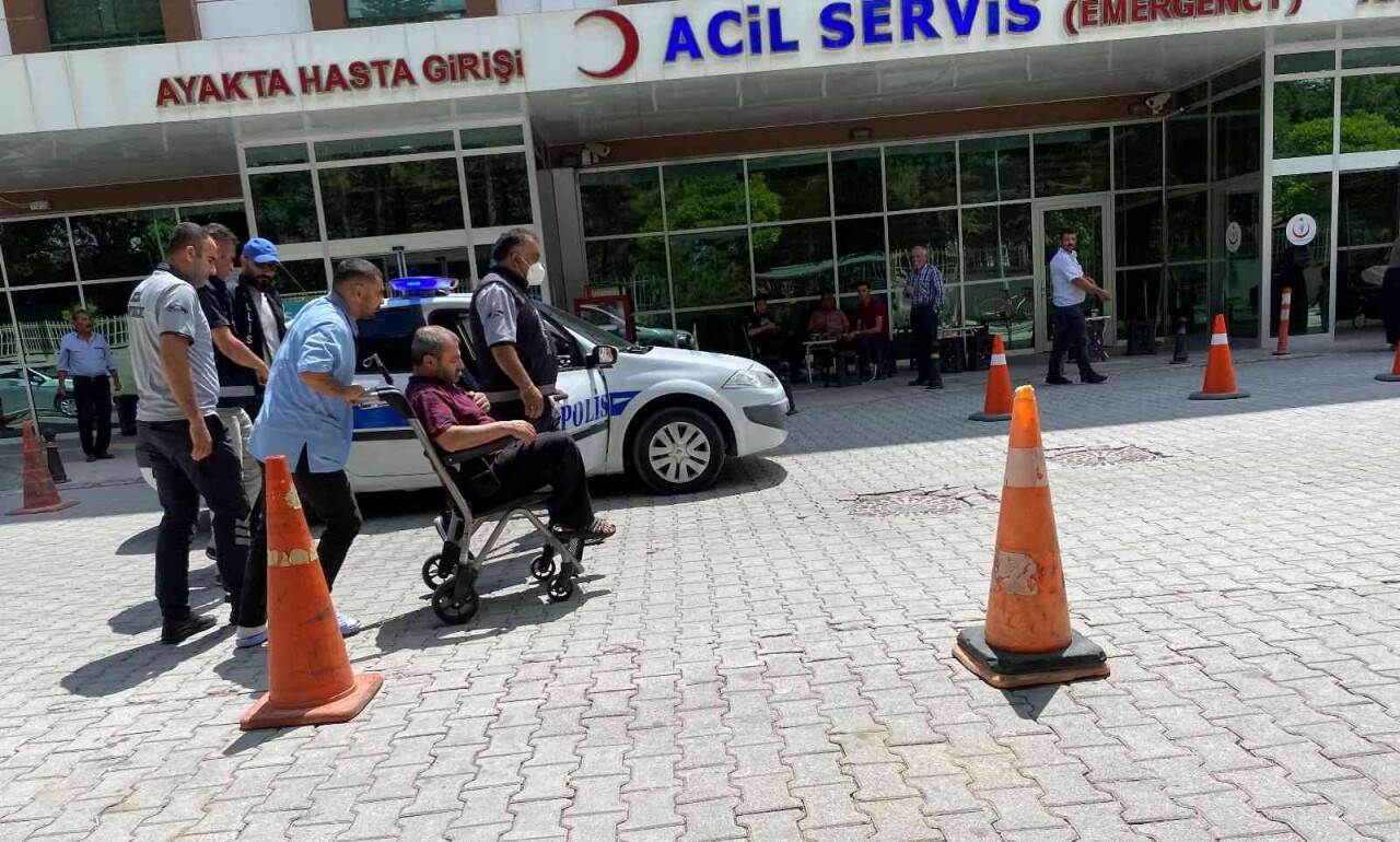 Polisler kalp krizi geçiren şahsı ekip otosuyla hastaneye yetiştirdi