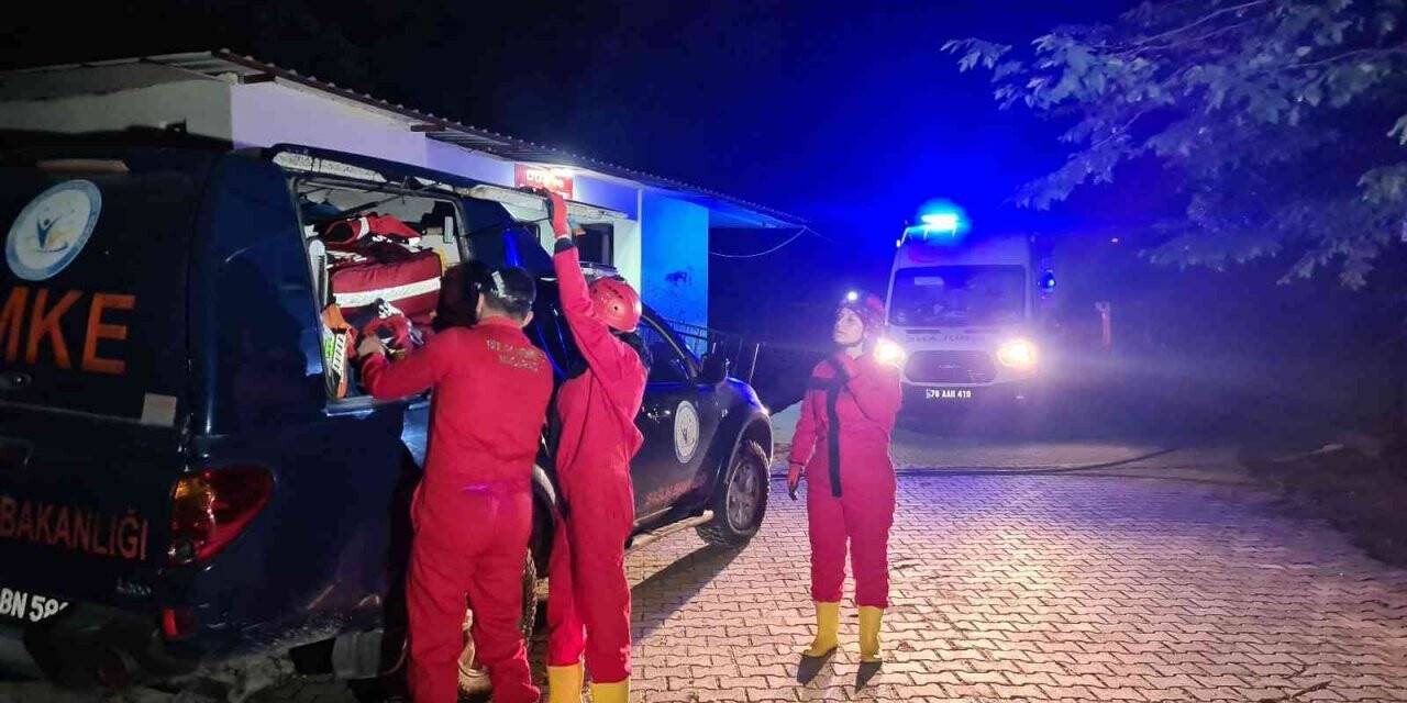 Mağara içinde kanyona düşerek yaralanan rehber ile 2 gurbetçi mahsur kaldı