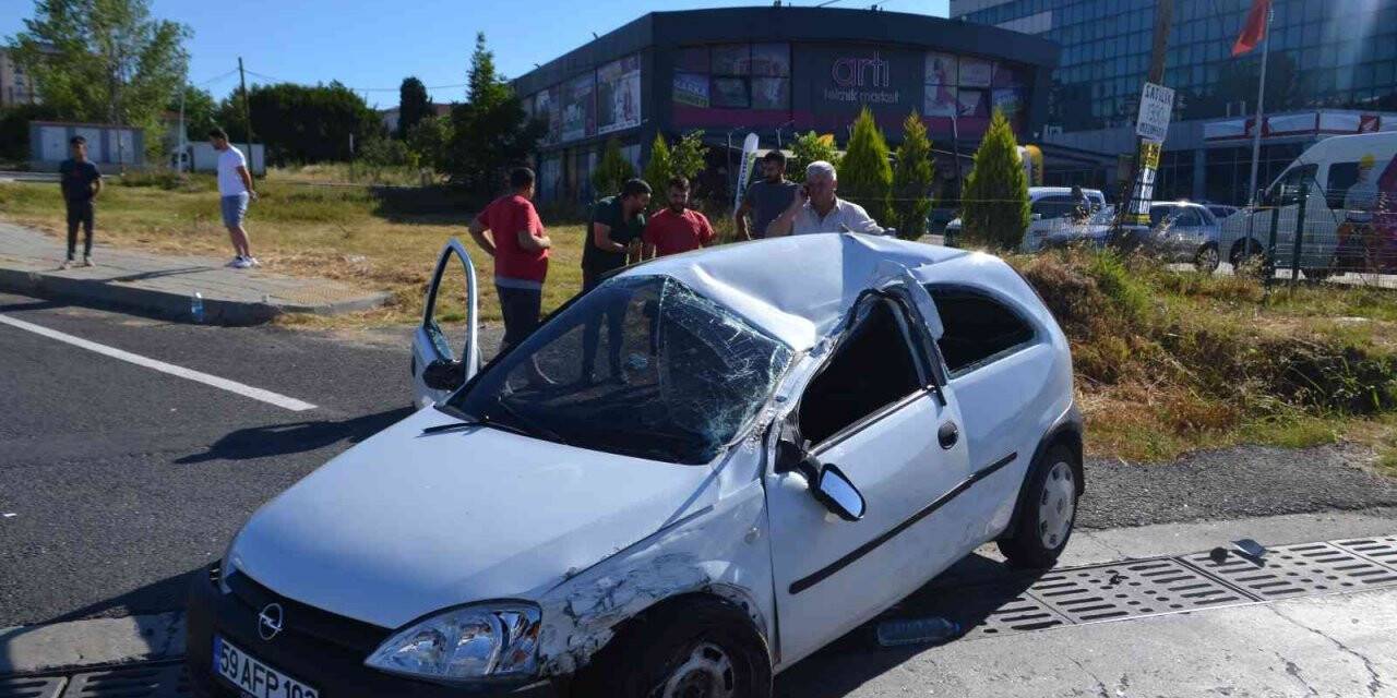 Hasta taşıyan araca otomobilin çarpıp takla atması sonucu 2 kişinin yaralandığı kaza kamerada