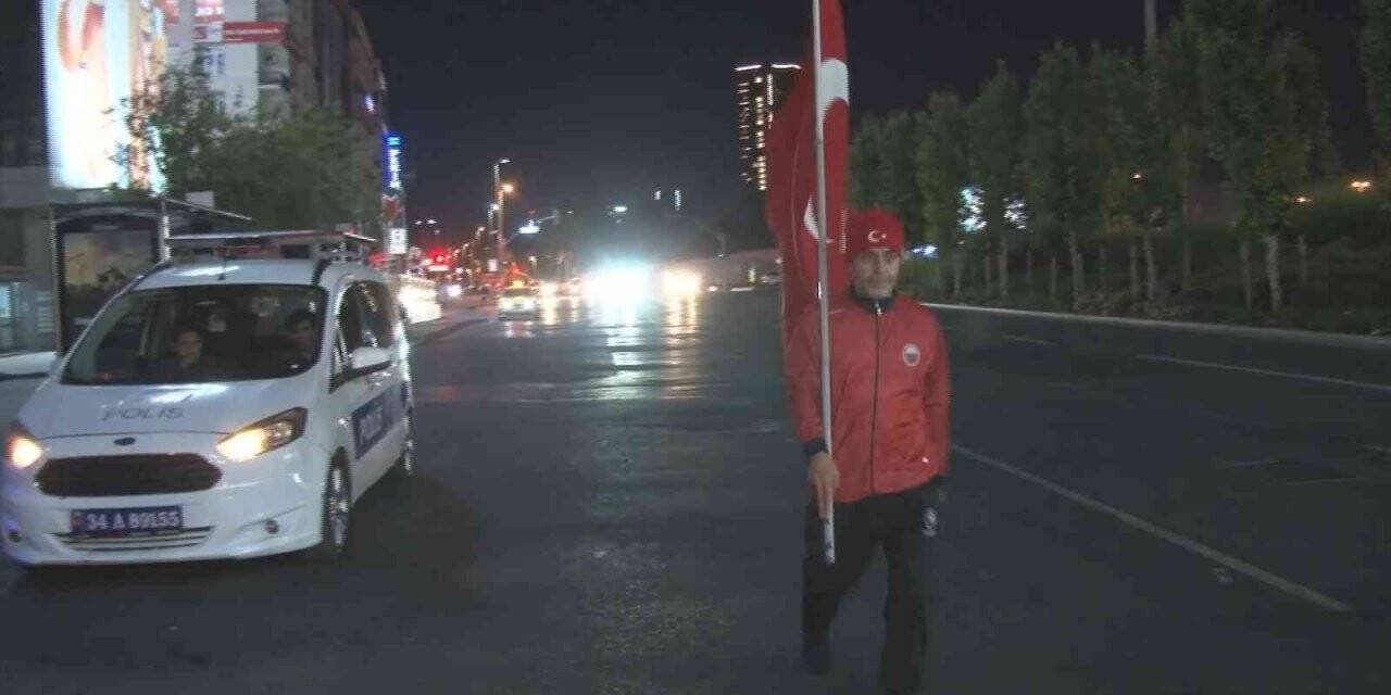 15 Temmuz Şehitleri anısına 8 saatlik yürüyüş: 15 Temmuz Şehitler Köprüsüne yürüdü