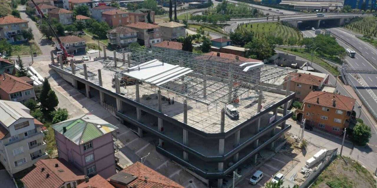 Dilovası katlı otoparkta çatı montajı yapılıyor