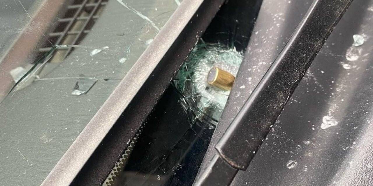 Yorgun mermi aracın camına isabet etti