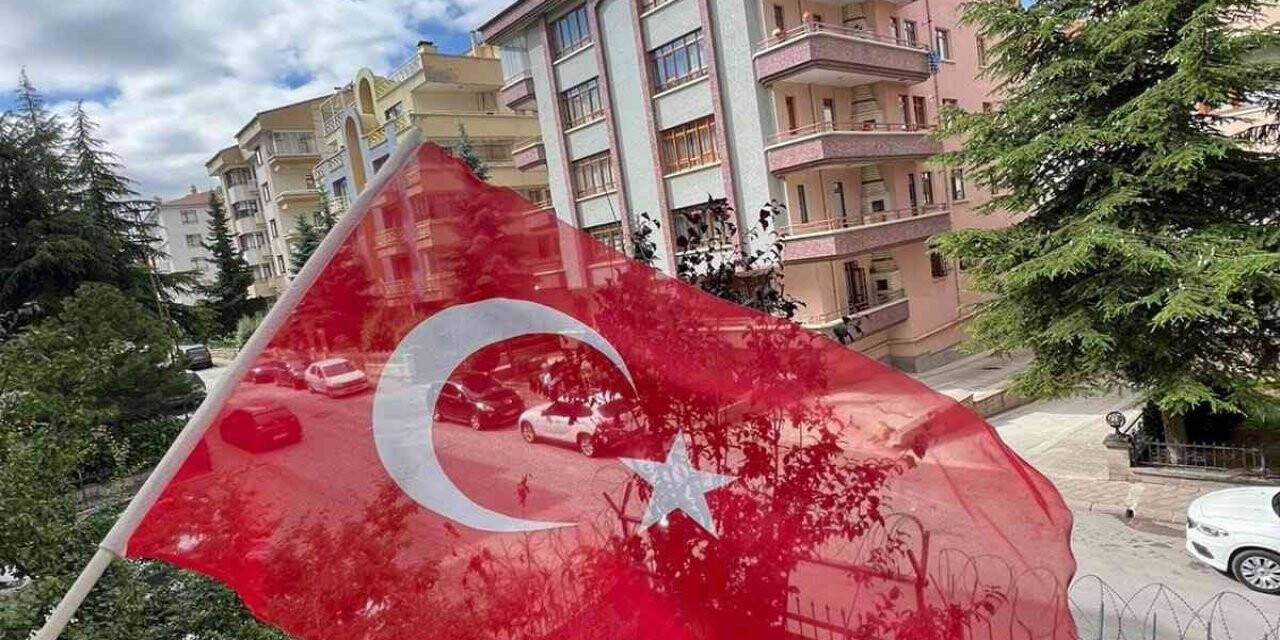 Ukrayna Büyükelçisi Bodnar, 15 Temmuz 2016’da bir vatandaşın hediye ettiği Türk bayrağını paylaştı