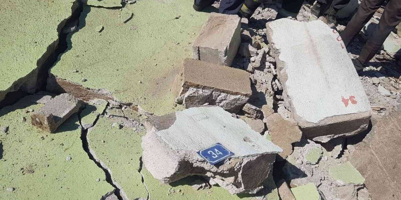 Yıkmak istedikleri duvarın altında kalan iki kişi yaralandı