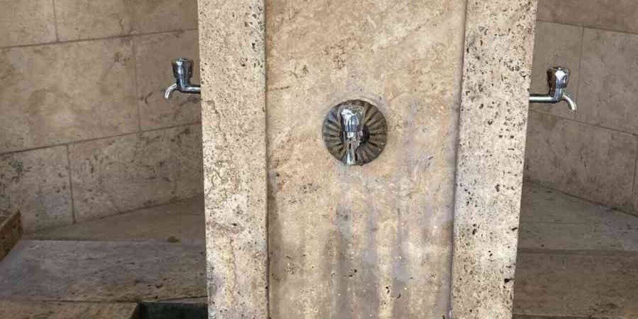 Tarihi camiden çalınan muslukların yerine yenisi takıldı