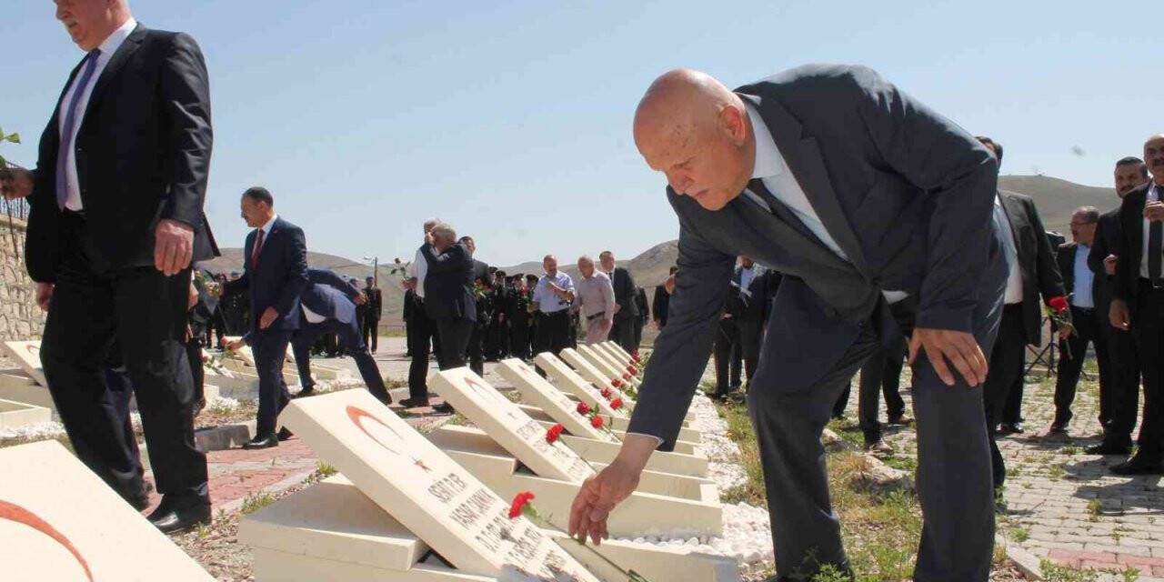 Şehitlik ziyaret edilerek şehit mezarlarına karanfil bırakıldı