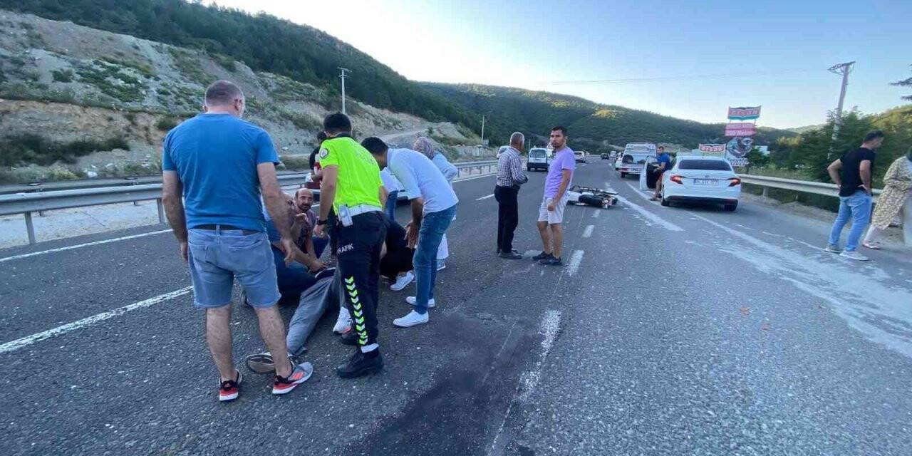 Takla atan motosikletteki karı koca yaralandı