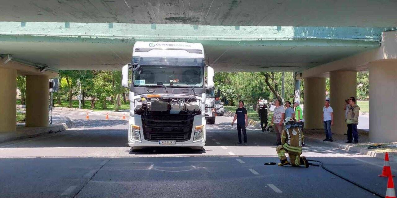 Bakırköy’de akaryakıt dolu tır  alt geçide sıkıştı