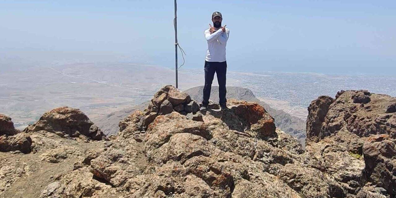 Türk bayrağı Erek Dağı’nın 3 bin 200 rakımlı bölgesinde dalgalanıyor