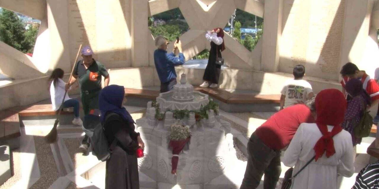 15 Temmuz Şehitler Abidesi’ne ziyaretçi akını: “Şehit olmak bize nasip olmadı”