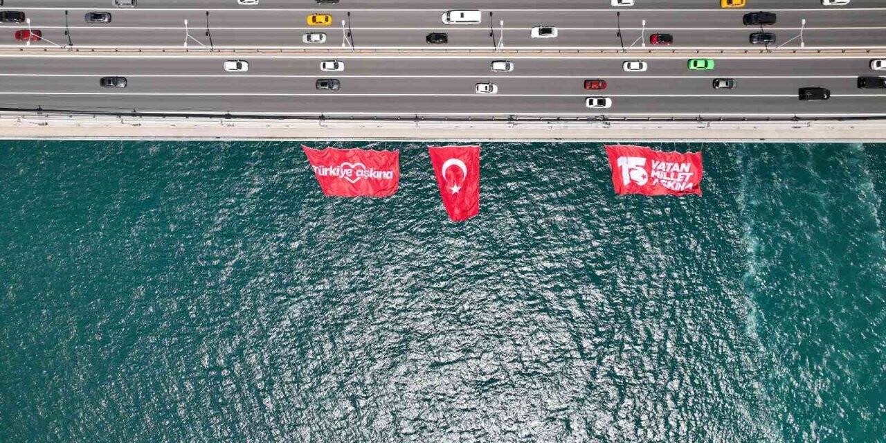 15 Temmuz Şehitler Köprüsü’ne asılan dev Türk bayrağı havadan görüntülendi