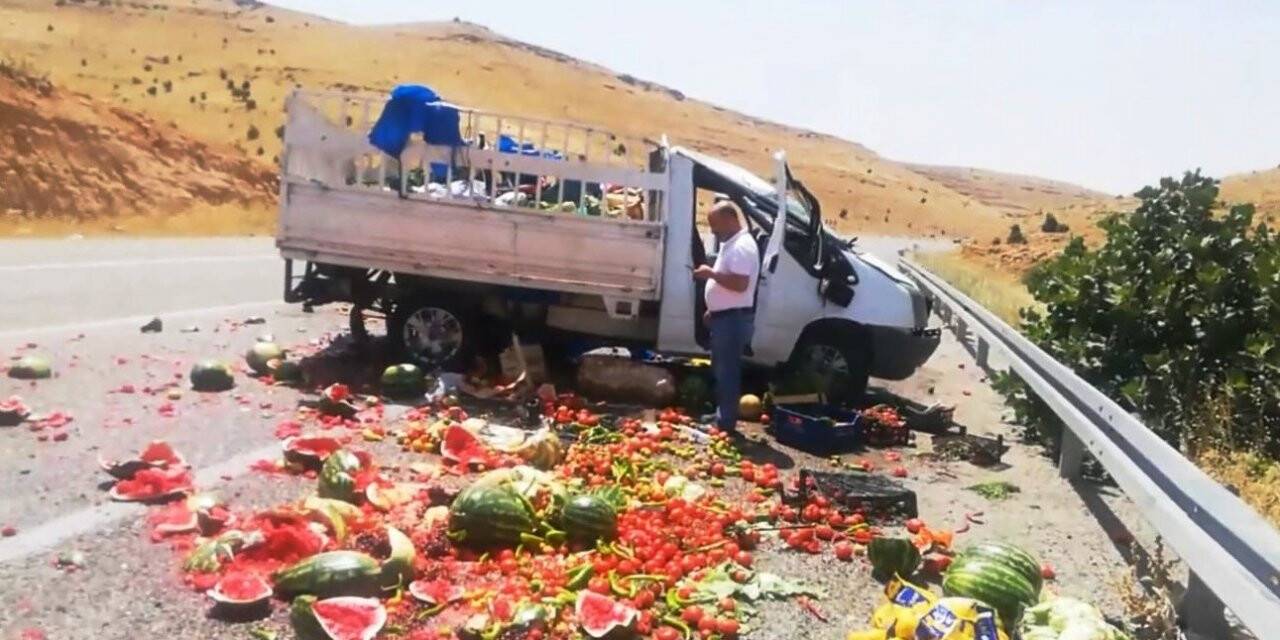 Gercüş’te meyve sebze yüklü kamyonet devrildi: 3 yaralı