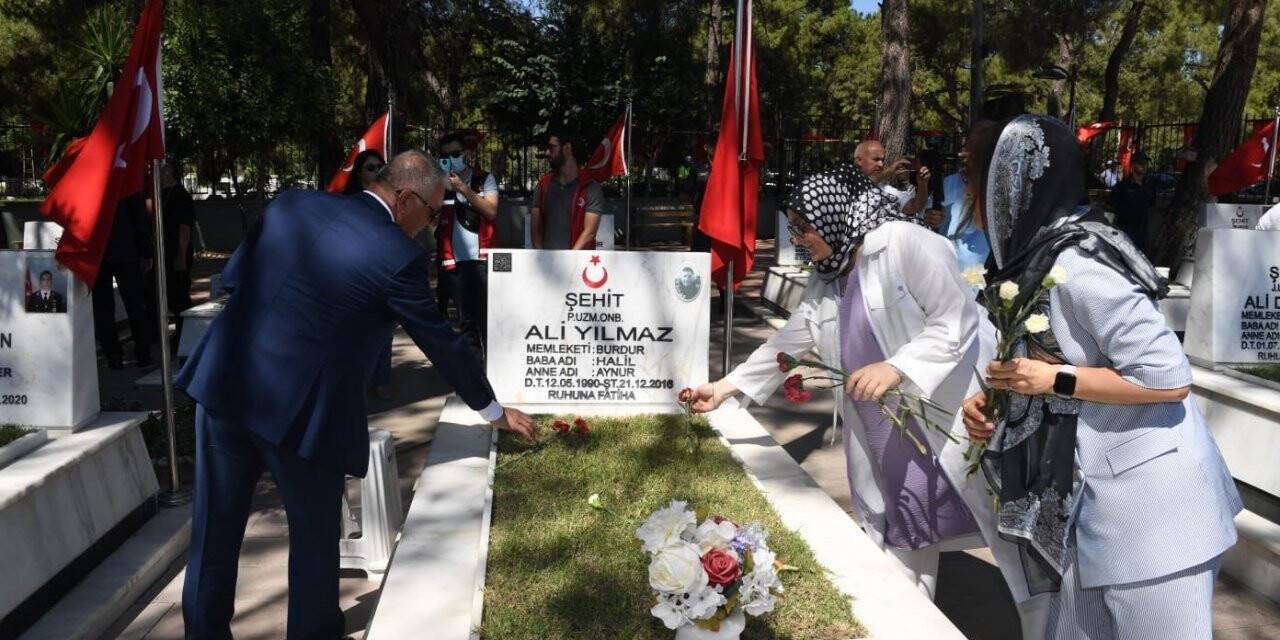 15 Temmuz şehitleri mezarları başında anıldı