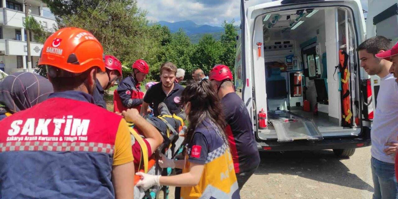 Sakarya’da otomobil şarampole yuvarlandı: 6 yaralı