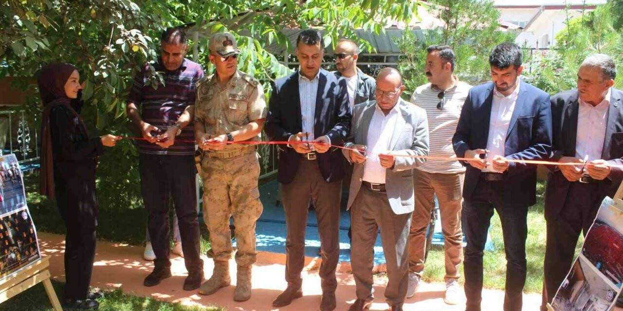 Muradiye’de 15 Temmuz konulu resim ve fotoğraf sergisi