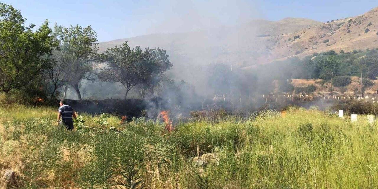 Mezarlıktaki kuru otlar yandı