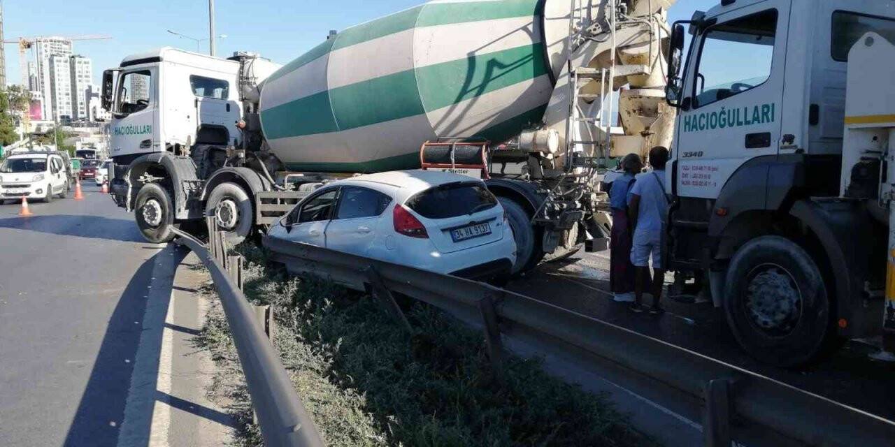 Kartal E-5’te çarptığı otomobili sürükleyen beton mikseri refüje girdi