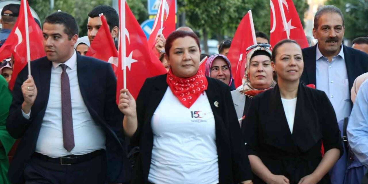 Kırşehirliler, 15 Temmuz’un yıl dönümünde Cacabey Meydanı’nı doldurdu