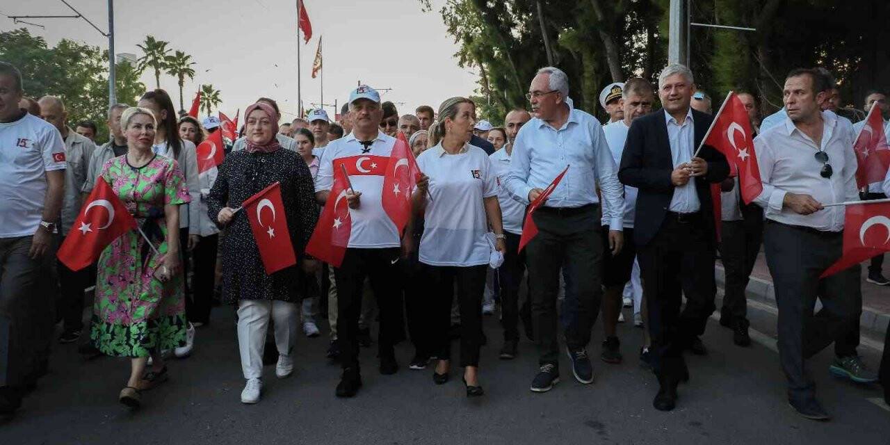 Antalya 15 Temmuz’da tek yürek olup, şehitlerini andı