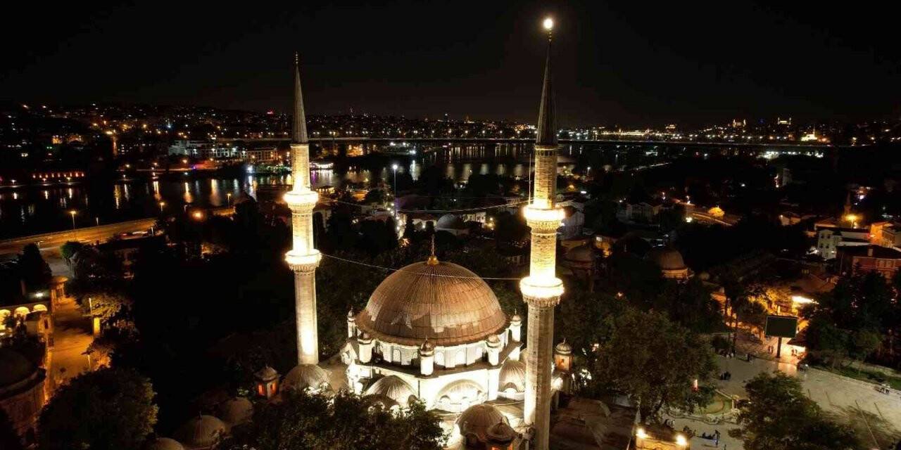 Sela seslerinin yükseldiği Eyüpsultan Camii böyle görüntülendi