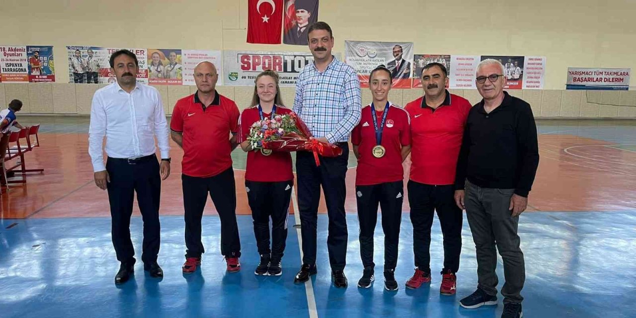 Bakan Yardımcısı Aksu, altın madalya kazanan badminton sporcularını tebrik etti