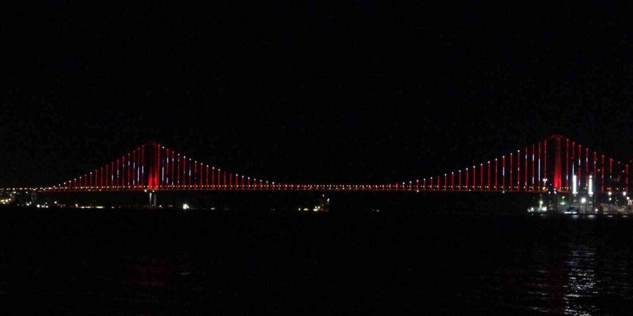 Osmangazi Köprüsü kırmızı-beyaza büründü