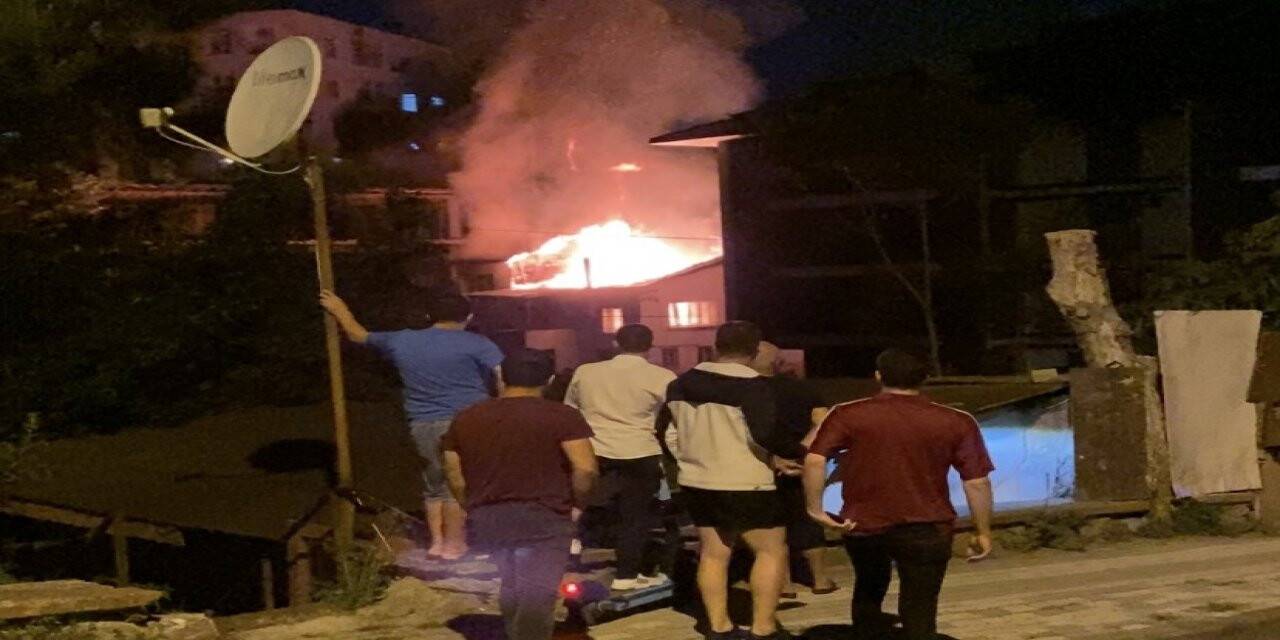 Üsküdar’da iki katlı bina alevlere teslim oldu