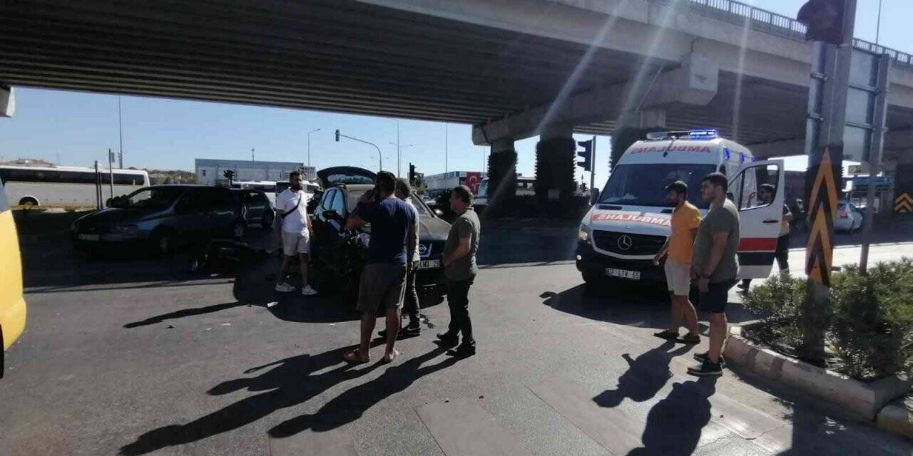 Kırmızı ışıkta geçen otomobil motosiklete çarptı: 1 yaralı