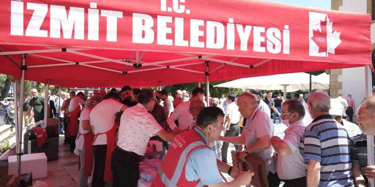 İzmit Belediyesi, şehitler için helva ve cüz dağıttı
