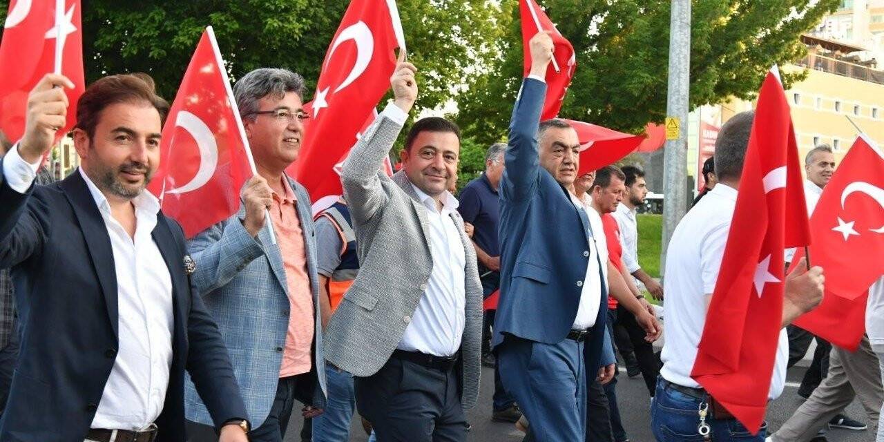 İş Dünyası ’Türkiye Aşkına’ yürüdü