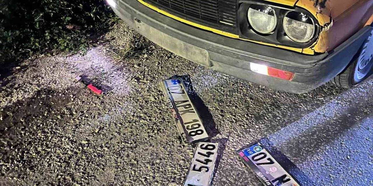 Çaldıkları aracın plakasını değiştirirken suçüstü yakalandılar