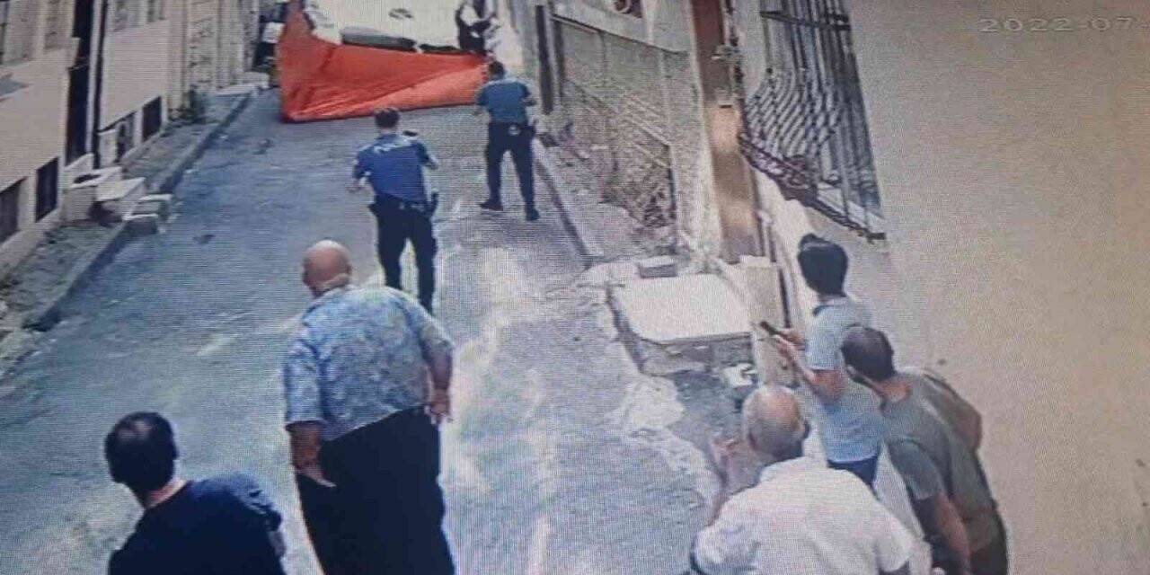 Evini ateşe verip balkondan atlayan genci itfaiyecinin ani refleksi kurtardı